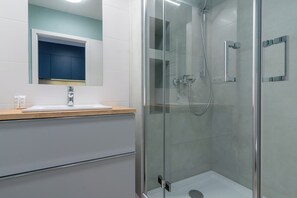 Dusche, Haartrockner, Handtücher