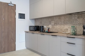 Fridge, microwave, stovetop, dishwasher