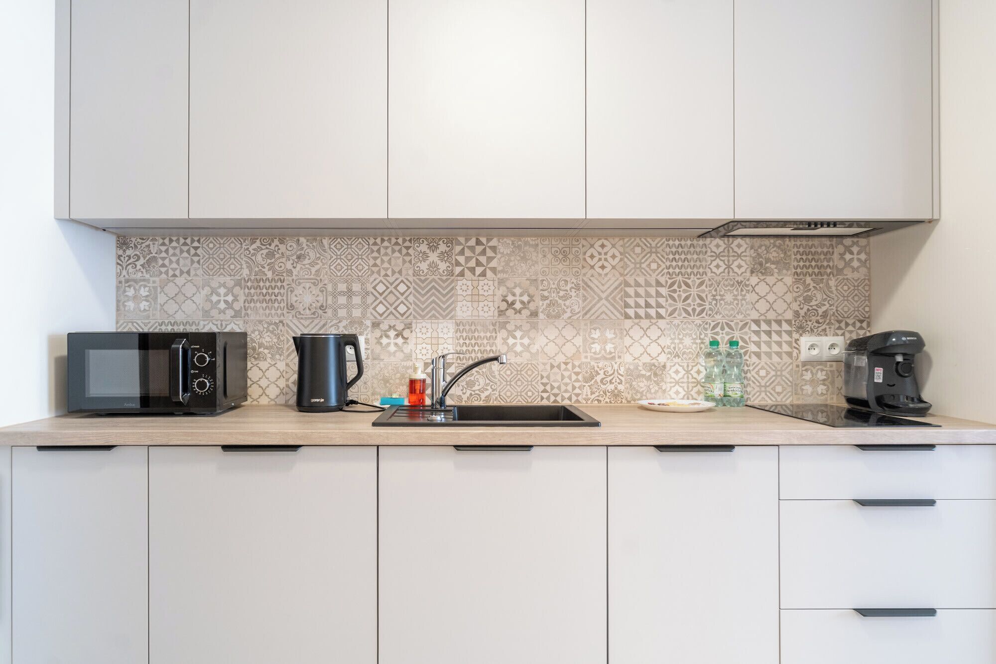 Coffee/tea maker, fridge, microwave, stovetop