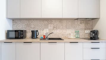 Coffee/tea maker, fridge, microwave, stovetop