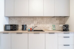 Een koelkast, een microgolfoven, een kookplaat, een vaatwasser