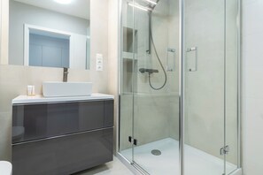 Douche, sèche-cheveux, serviettes fournies