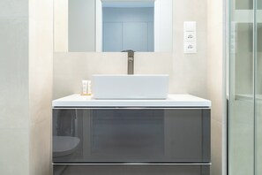 Shower, hair dryer, towels - Business Deluxe Studio 38 (Katowice)