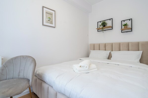 Iron/ironing board, WiFi, bed sheets