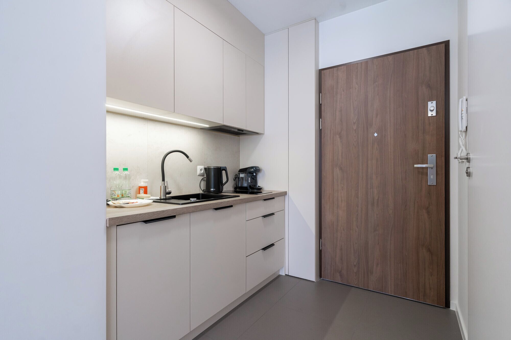 Wasserkocher mit Kaffee-/Teezubehör, Kühlschrank, Herdplatte