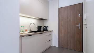 Wasserkocher mit Kaffee-/Teezubehör, Kühlschrank, Herdplatte