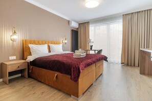 Tabla de planchar con plancha, wifi y ropa de cama