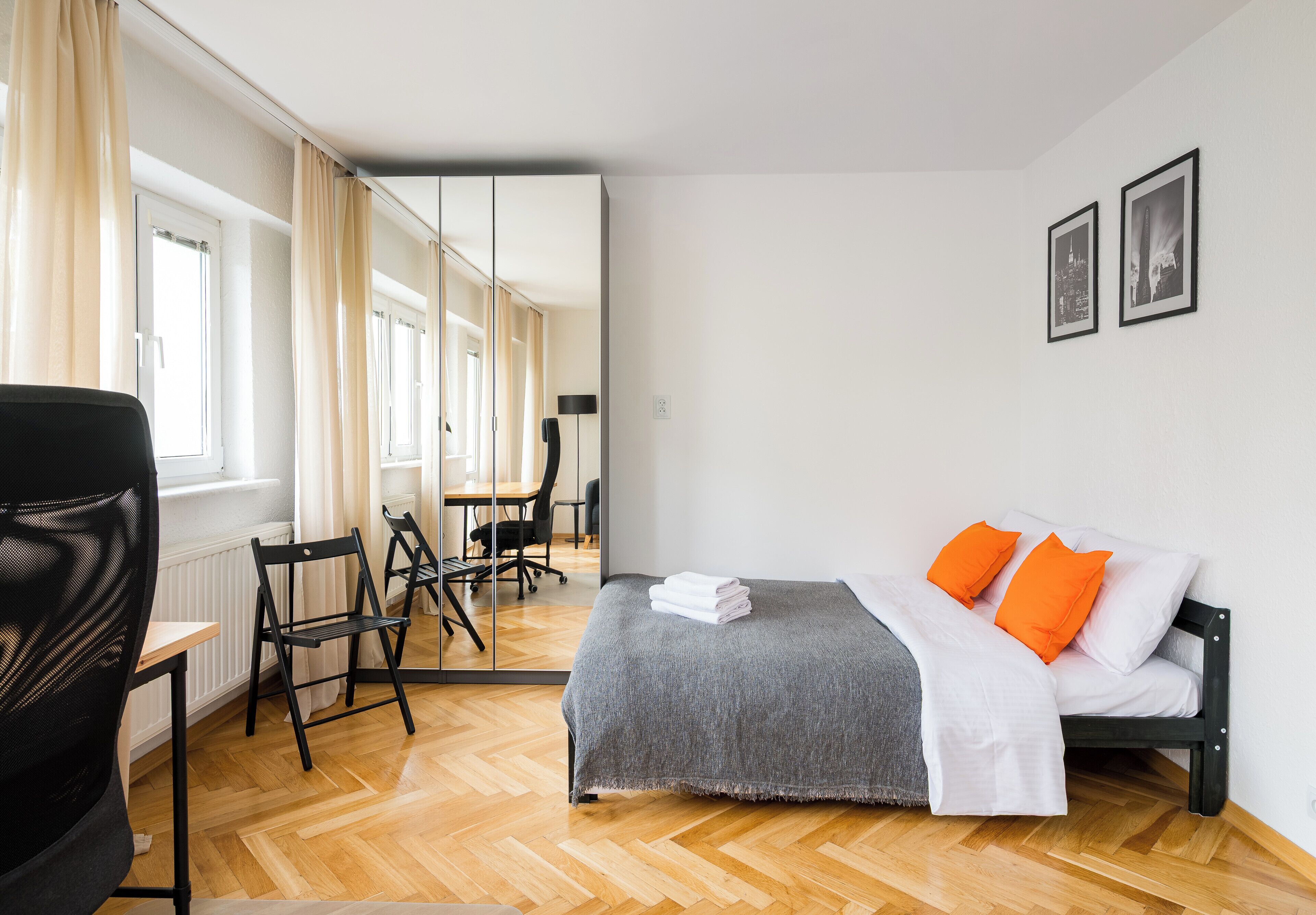 Tabla de planchar con plancha, wifi, ropa de cama