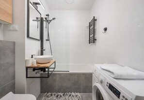 Secador de cabelo, toalhas de banho