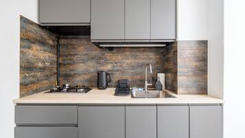 Jääkaappi, mikroaaltouuni, liesi, astianpesukone