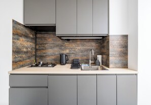 Réfrigérateur, micro-ondes, plaque de cuisson, lave-vaisselle