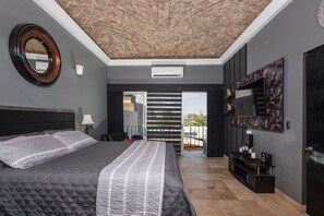 6 bedrooms, iron/ironing board, WiFi, bed sheets