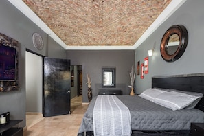 6 bedrooms, iron/ironing board, WiFi, bed sheets