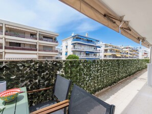 Outdoor dining - 1-Br with Terrace – Palm Beach, Close to Beaches (Cannes)