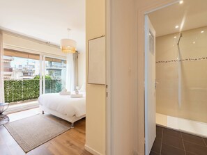 1 bedroom, iron/ironing board, WiFi, bed sheets - 1-Br with Terrace – Palm Beach, Close to Beaches (Cannes)