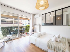 1 habitación, tabla de planchar con plancha, wifi y ropa de cama 