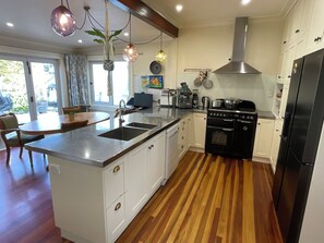 Micro-ondas, fogão, cooktop, lava-louças