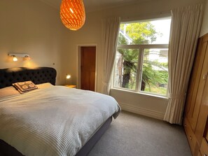 6 bedrooms, iron/ironing board, WiFi, bed sheets