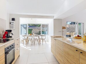 Kühlschrank, Mikrowelle, Ofen, Geschirrspüler