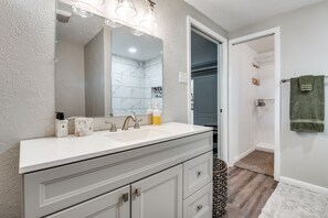 Secadora de cabello, toallas, jabón, papel de baño