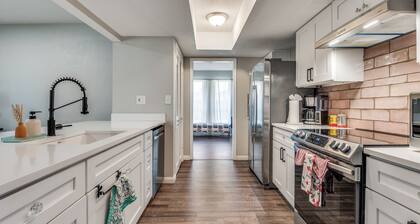 Dallas 3BR, Fiber Internet + Big Yard, Sleeps 7-8