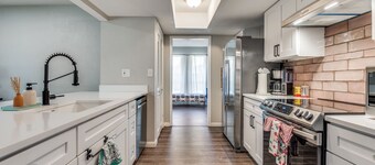 Dallas 3BR, Fiber Internet + Big Yard, Sleeps 7-8