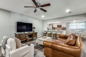 تلفزيون، كُتُب، شاشة كمبيوتر، طابعة