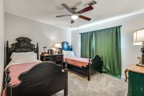 3 habitaciones, escritorio, tabla de planchar con plancha y wifi gratis