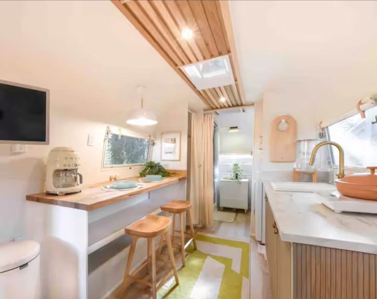 Refrigerador, microondas, cafetera y tetera y utensilios de cocina 