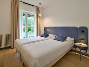 2 bedrooms, travel cot, free WiFi, bed sheets - Beautiful apartment for 5 people with WIFI, A/C, pool, TV and patio (Garda)