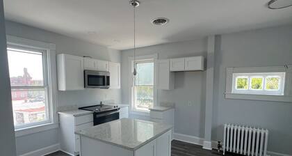 Magnolia Wind elegant 3 BR 1BA loft apartment park for free and walk downtown