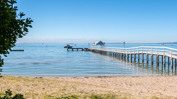 Nära stranden och solstolar