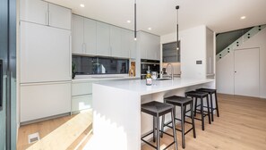 Kühlschrank, Mikrowelle, Ofen, Herdplatte