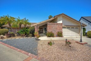 Exterior - Tranquil 3-bedroom Lakefront Retreat with Private Dock in Lake San Marcos (San Marcos)