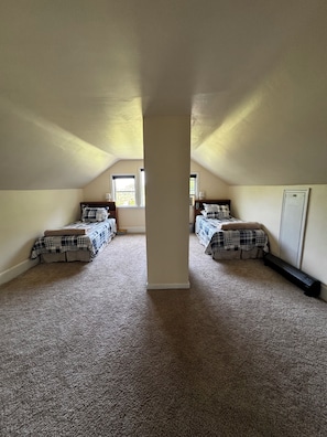 3 makuuhuonetta, työpöytä, silitysrauta/-lauta, ilmainen Wi-Fi