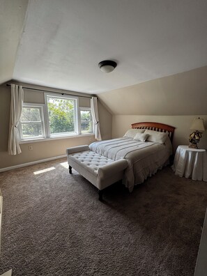 3 bedrooms, desk, iron/ironing board, free WiFi