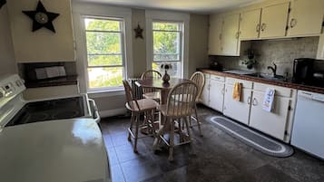 Microondas, horno, parrilla de estufa y lavavajillas