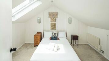 3 habitaciones, tabla de planchar con plancha, wifi y ropa de cama