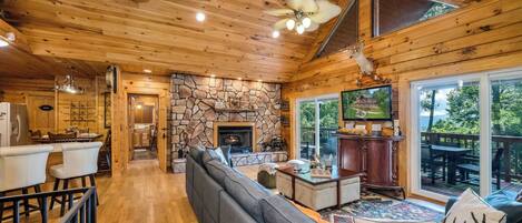 Een televisie en een open haard