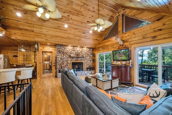 Televisie en een open haard