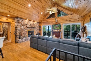 Televisie en een open haard