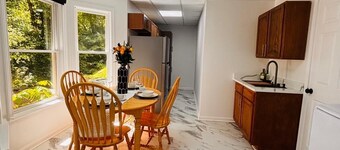 Suite B: Cozy Rear Entry Basement Escape 1bed, 1bath