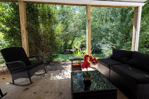 Suite B: Cozy Rear Entry Basement Escape 1bed, 1bath