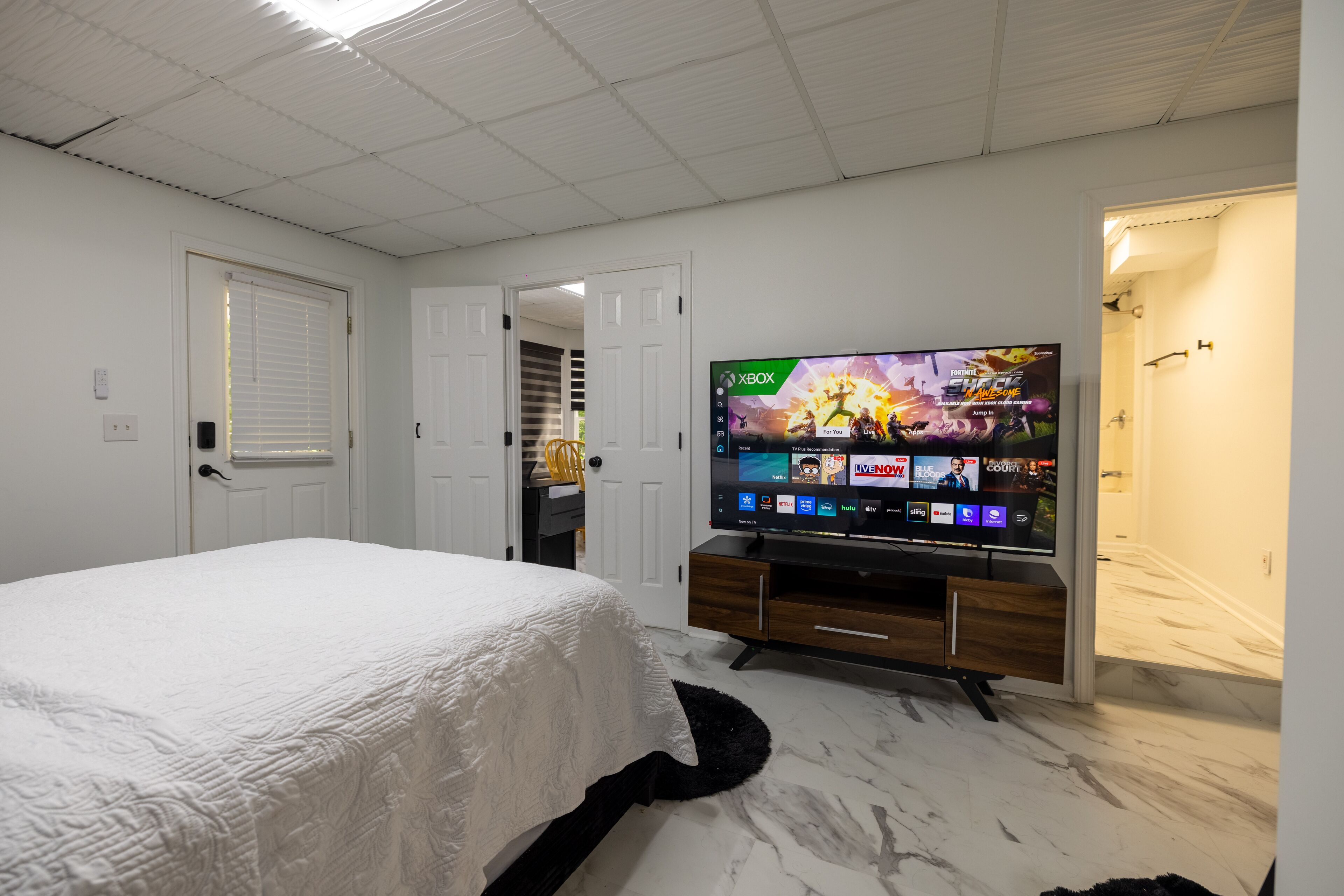 1 chambre, bureau, fer et planche à repasser, lit parapluie