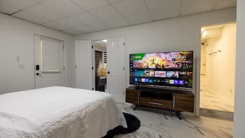 1 habitación, escritorio, tabla de planchar con plancha y cuna de viaje