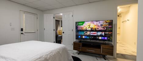 1 dormitorio, escritorio, tabla de planchar con plancha y cuna de viaje