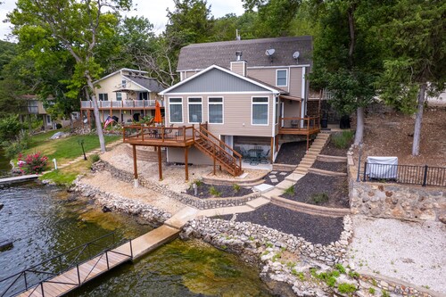 Charming Lake of the Ozarks Cabin, 3BR + Loft, Dock & Fun for All! Sleeps 10
