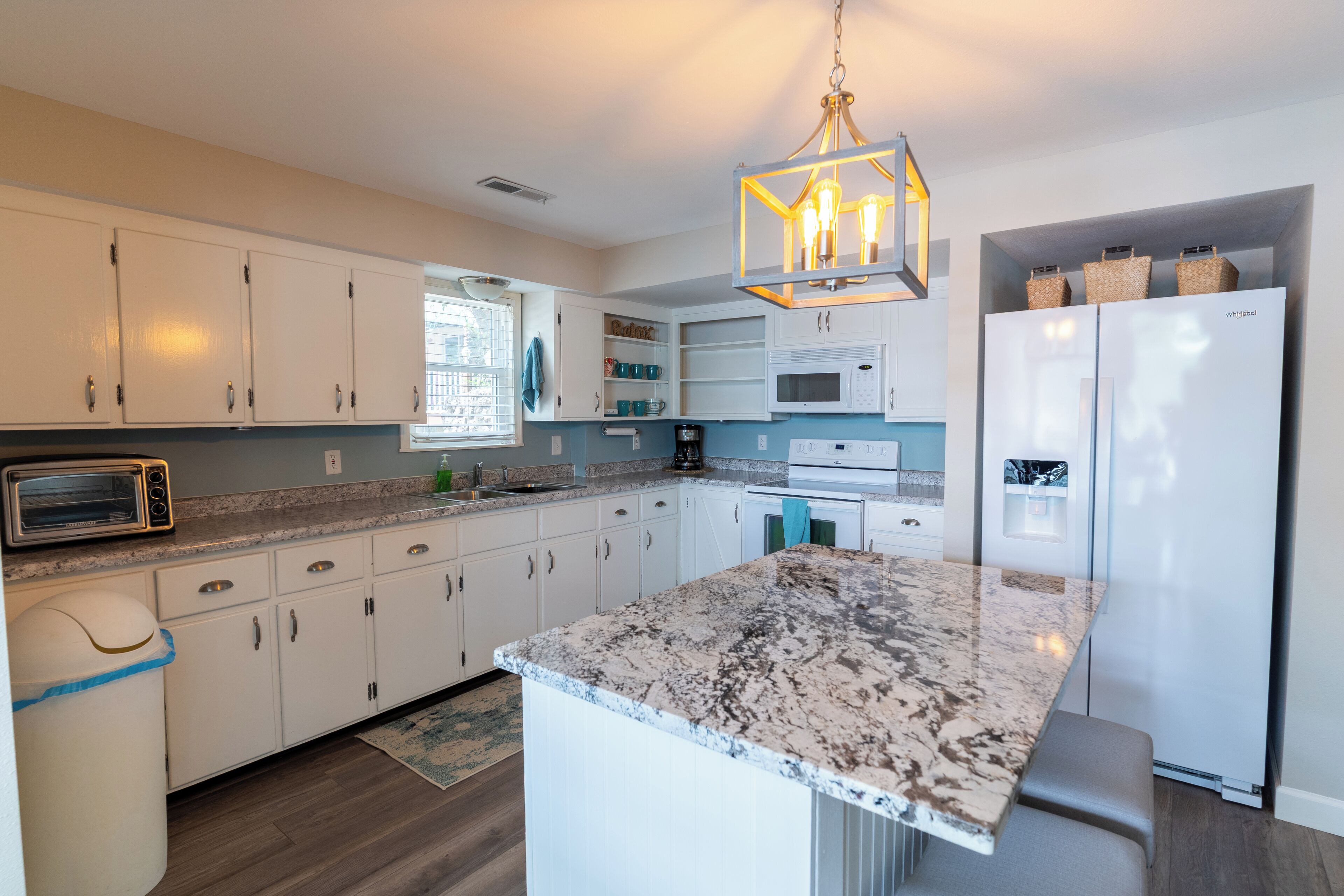 Jääkaappi, mikroaaltouuni, uuni, liesi