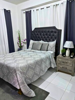 2 bedrooms, iron/ironing board, WiFi, bed sheets - 2-bedroom apartment in delightful Kingston with AC, fitness room (Kingston)