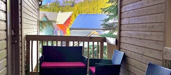 Cozy Creekside Hideaway | Walk to Gondola